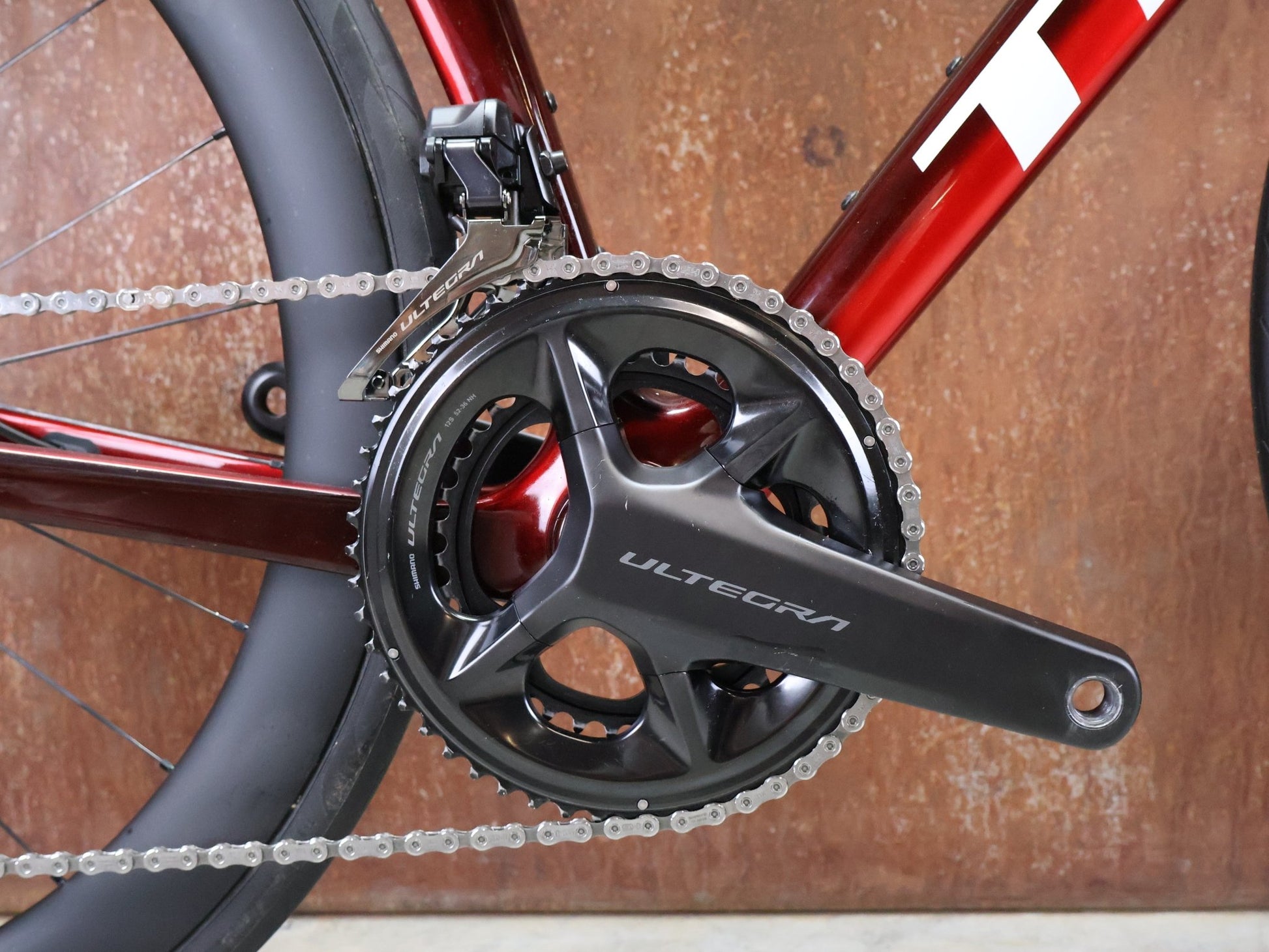 Rennrad von Trek, TREK MADONE SLR 7 GEN 8 / CARBON RED SMOKE / L vor USEDBIKES - OB.DE Hintergrund