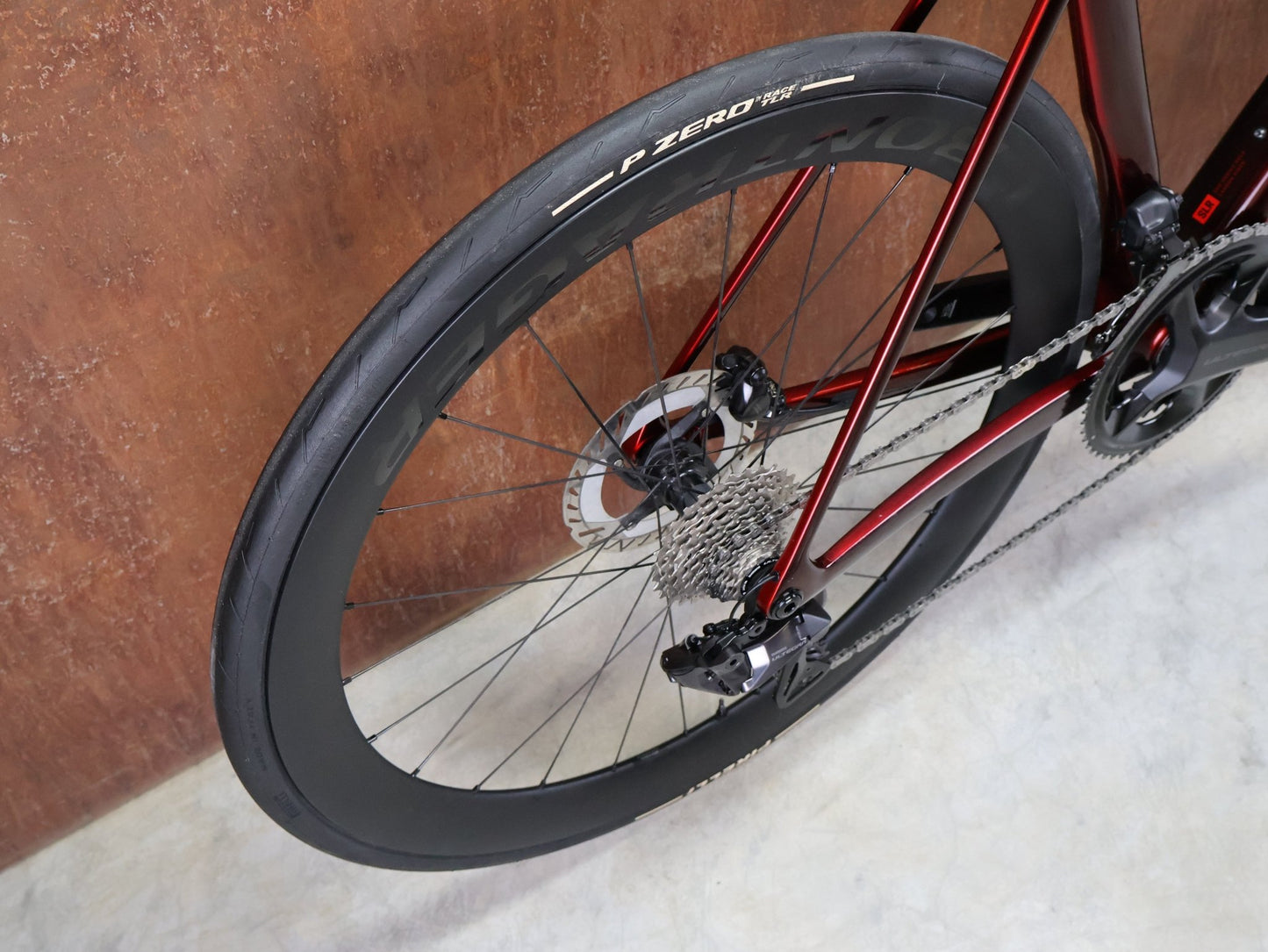 Rennrad von Trek, TREK MADONE SLR 7 GEN 8 / CARBON RED SMOKE / L vor USEDBIKES - OB.DE Hintergrund