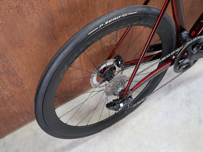 Rennrad von Trek, TREK MADONE SLR 7 GEN 8 / CARBON RED SMOKE / L vor USEDBIKES - OB.DE Hintergrund