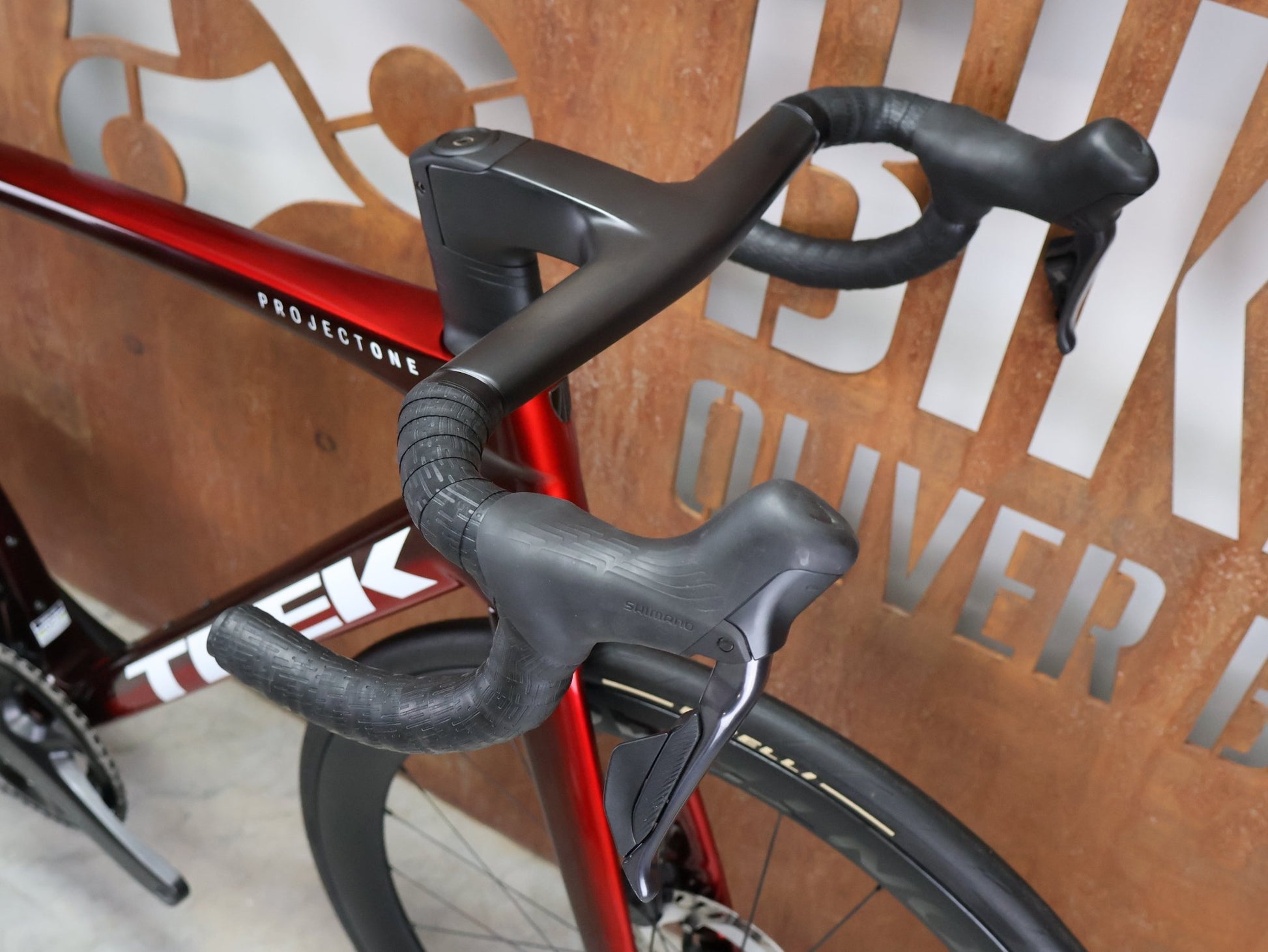 Rennrad von Trek, TREK MADONE SLR 7 GEN 8 / CARBON RED SMOKE / L vor USEDBIKES - OB.DE Hintergrund