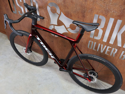 Rennrad von Trek, TREK MADONE SLR 7 GEN 8 / CARBON RED SMOKE / L vor USEDBIKES - OB.DE Hintergrund