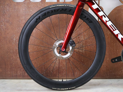 Rennrad von Trek, TREK MADONE SLR 7 GEN 8 / CARBON RED SMOKE / L vor USEDBIKES - OB.DE Hintergrund