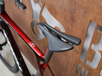 Rennrad von Trek, TREK MADONE SLR 7 GEN 8 / CARBON RED SMOKE / L vor USEDBIKES - OB.DE Hintergrund