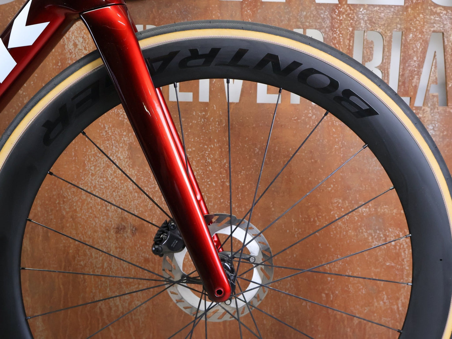 Rennrad von Trek, TREK MADONE SLR 7 GEN 8 / CARBON RED SMOKE / M vor USEDBIKES - OB.DE Hintergrund