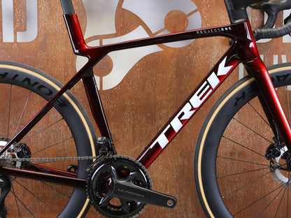 Rennrad von Trek, TREK MADONE SLR 7 GEN 8 / CARBON RED SMOKE / M vor USEDBIKES - OB.DE Hintergrund