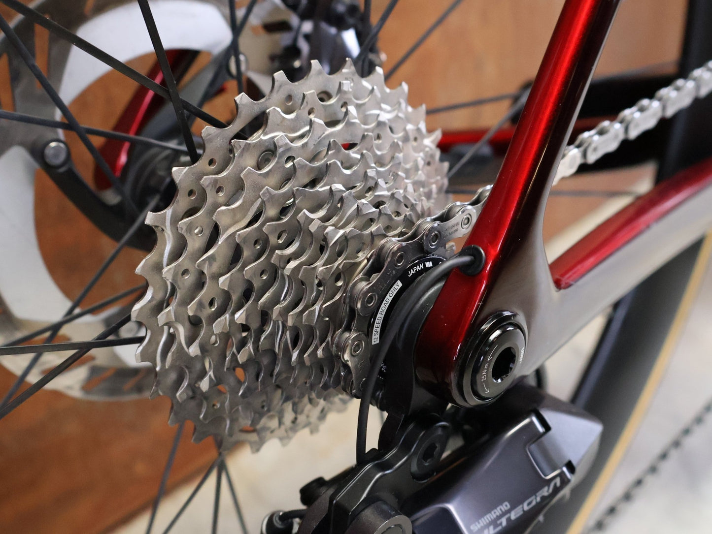 Rennrad von Trek, TREK MADONE SLR 7 GEN 8 / CARBON RED SMOKE / M vor USEDBIKES - OB.DE Hintergrund