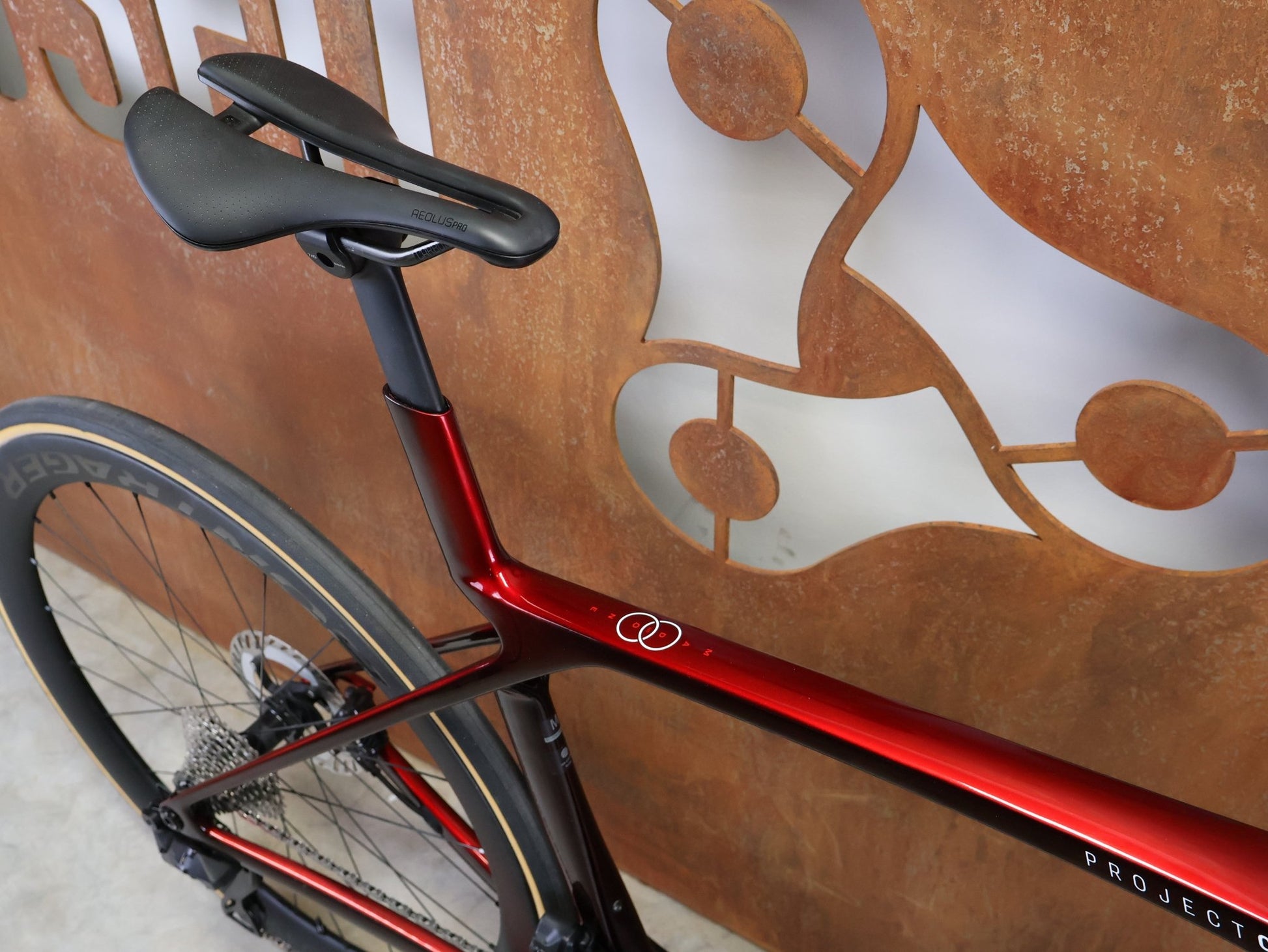 Rennrad von Trek, TREK MADONE SLR 7 GEN 8 / CARBON RED SMOKE / M vor USEDBIKES - OB.DE Hintergrund