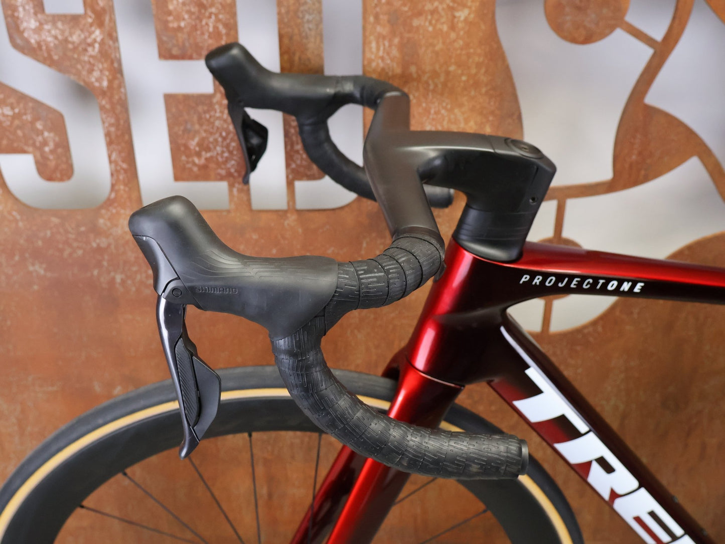 Rennrad von Trek, TREK MADONE SLR 7 GEN 8 / CARBON RED SMOKE / M vor USEDBIKES - OB.DE Hintergrund