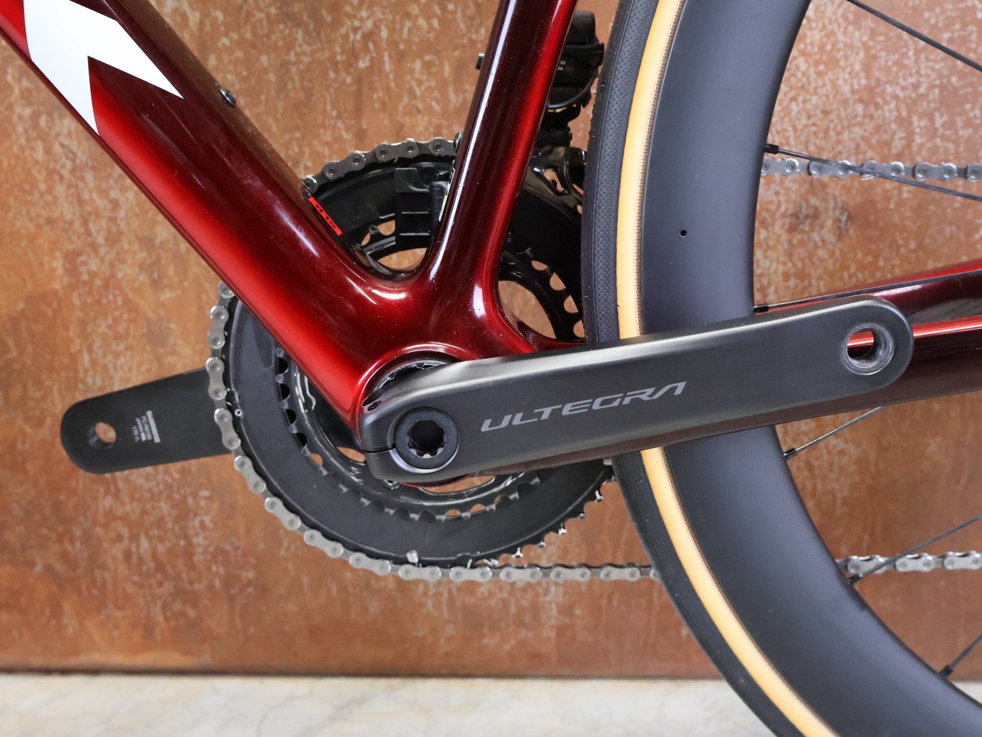 Rennrad von Trek, TREK MADONE SLR 7 GEN 8 / CARBON RED SMOKE / M vor USEDBIKES - OB.DE Hintergrund