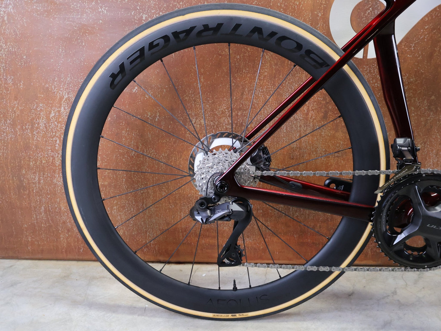 Rennrad von Trek, TREK MADONE SLR 7 GEN 8 / CARBON RED SMOKE / M vor USEDBIKES - OB.DE Hintergrund