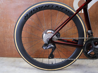 Rennrad von Trek, TREK MADONE SLR 7 GEN 8 / CARBON RED SMOKE / M vor USEDBIKES - OB.DE Hintergrund