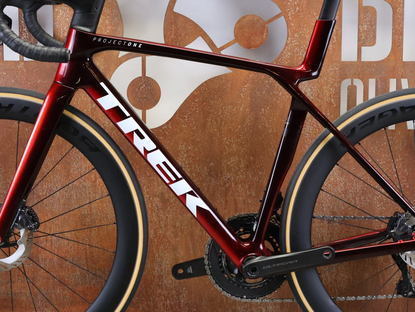 Rennrad von Trek, TREK MADONE SLR 7 GEN 8 / CARBON RED SMOKE / M vor USEDBIKES - OB.DE Hintergrund