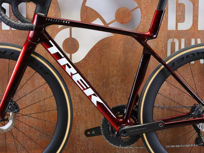 Rennrad von Trek, TREK MADONE SLR 7 GEN 8 / CARBON RED SMOKE / M vor USEDBIKES - OB.DE Hintergrund