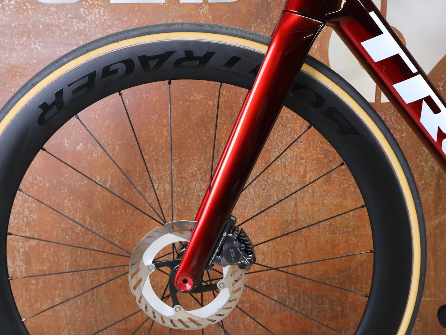 Rennrad von Trek, TREK MADONE SLR 7 GEN 8 / CARBON RED SMOKE / M vor USEDBIKES - OB.DE Hintergrund