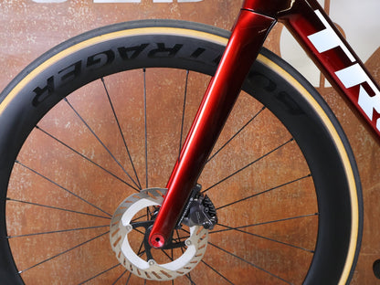 Rennrad von Trek, TREK MADONE SLR 7 GEN 8 / CARBON RED SMOKE / M vor USEDBIKES - OB.DE Hintergrund