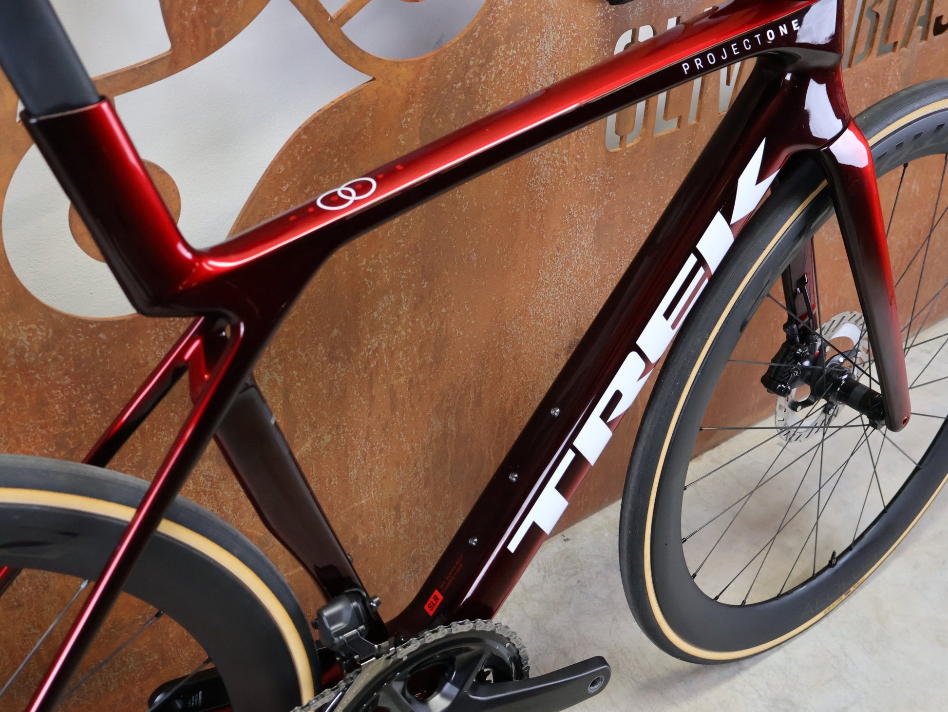 Rennrad von Trek, TREK MADONE SLR 7 GEN 8 / CARBON RED SMOKE / M vor USEDBIKES - OB.DE Hintergrund