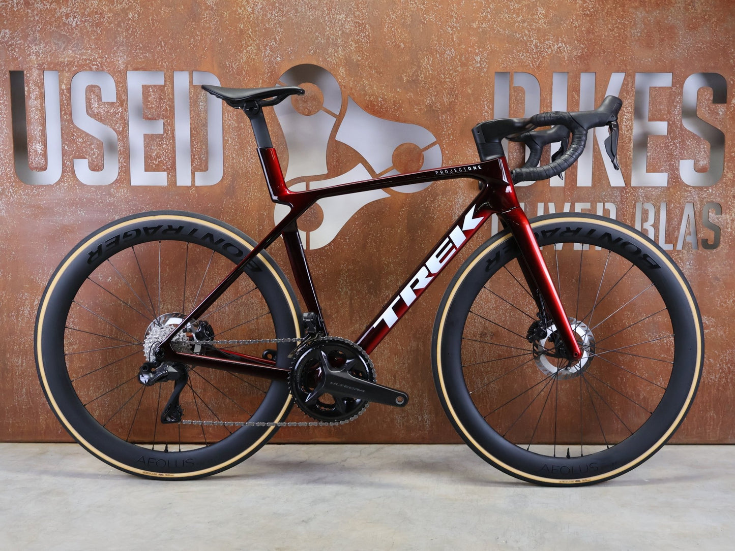 Rennrad von Trek, TREK MADONE SLR 7 GEN 8 / CARBON RED SMOKE / M vor USEDBIKES - OB.DE Hintergrund