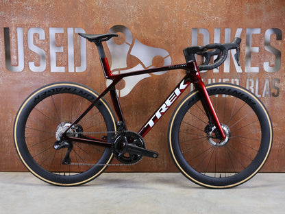 Rennrad von Trek, TREK MADONE SLR 7 GEN 8 / CARBON RED SMOKE / M vor USEDBIKES - OB.DE Hintergrund