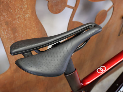 Rennrad von Trek, TREK MADONE SLR 7 GEN 8 / CARBON RED SMOKE / M vor USEDBIKES - OB.DE Hintergrund