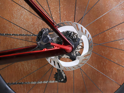 Rennrad von Trek, TREK MADONE SLR 7 GEN 8 / CARBON RED SMOKE / M vor USEDBIKES - OB.DE Hintergrund