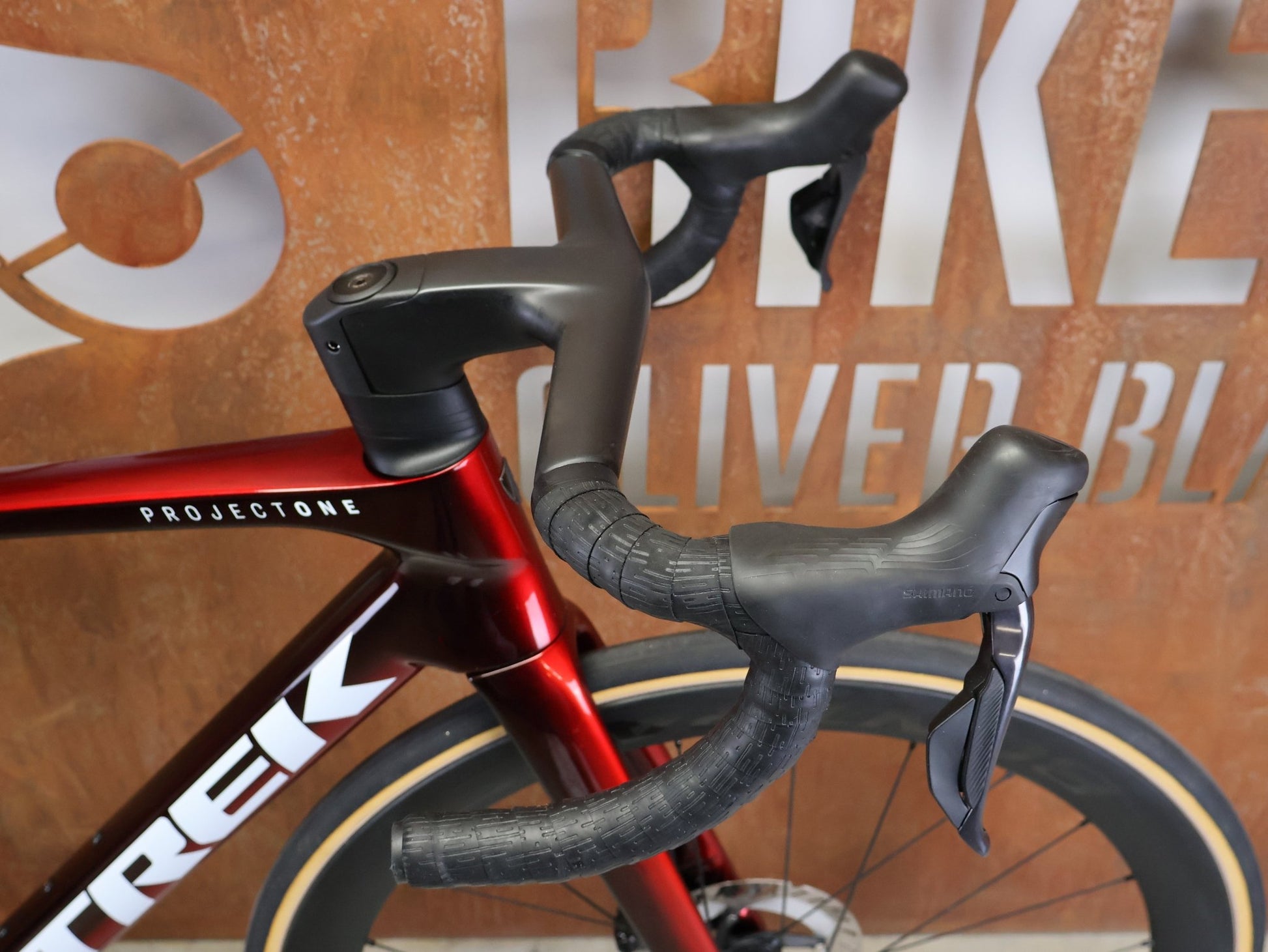 Rennrad von Trek, TREK MADONE SLR 7 GEN 8 / CARBON RED SMOKE / M vor USEDBIKES - OB.DE Hintergrund