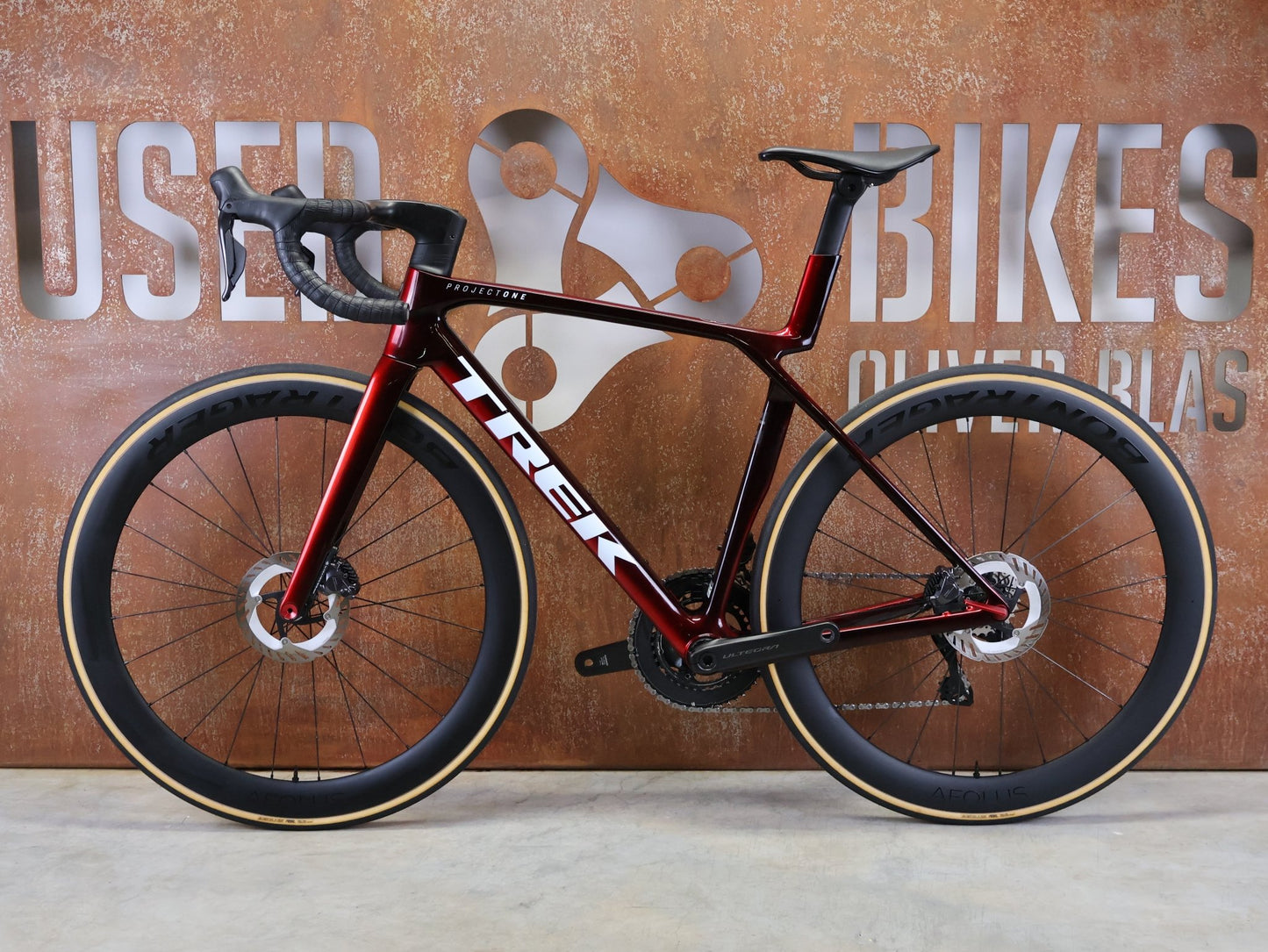 Rennrad von Trek, TREK MADONE SLR 7 GEN 8 / CARBON RED SMOKE / M vor USEDBIKES - OB.DE Hintergrund