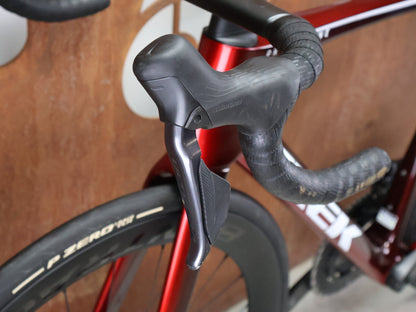 Rennrad von Trek, TREK MADONE SLR 7 GEN 8 / CARBON RED SMOKE / M/L vor USEDBIKES - OB.DE Hintergrund