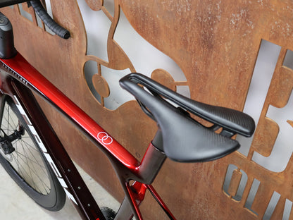 Rennrad von Trek, TREK MADONE SLR 7 GEN 8 / CARBON RED SMOKE / M/L vor USEDBIKES - OB.DE Hintergrund