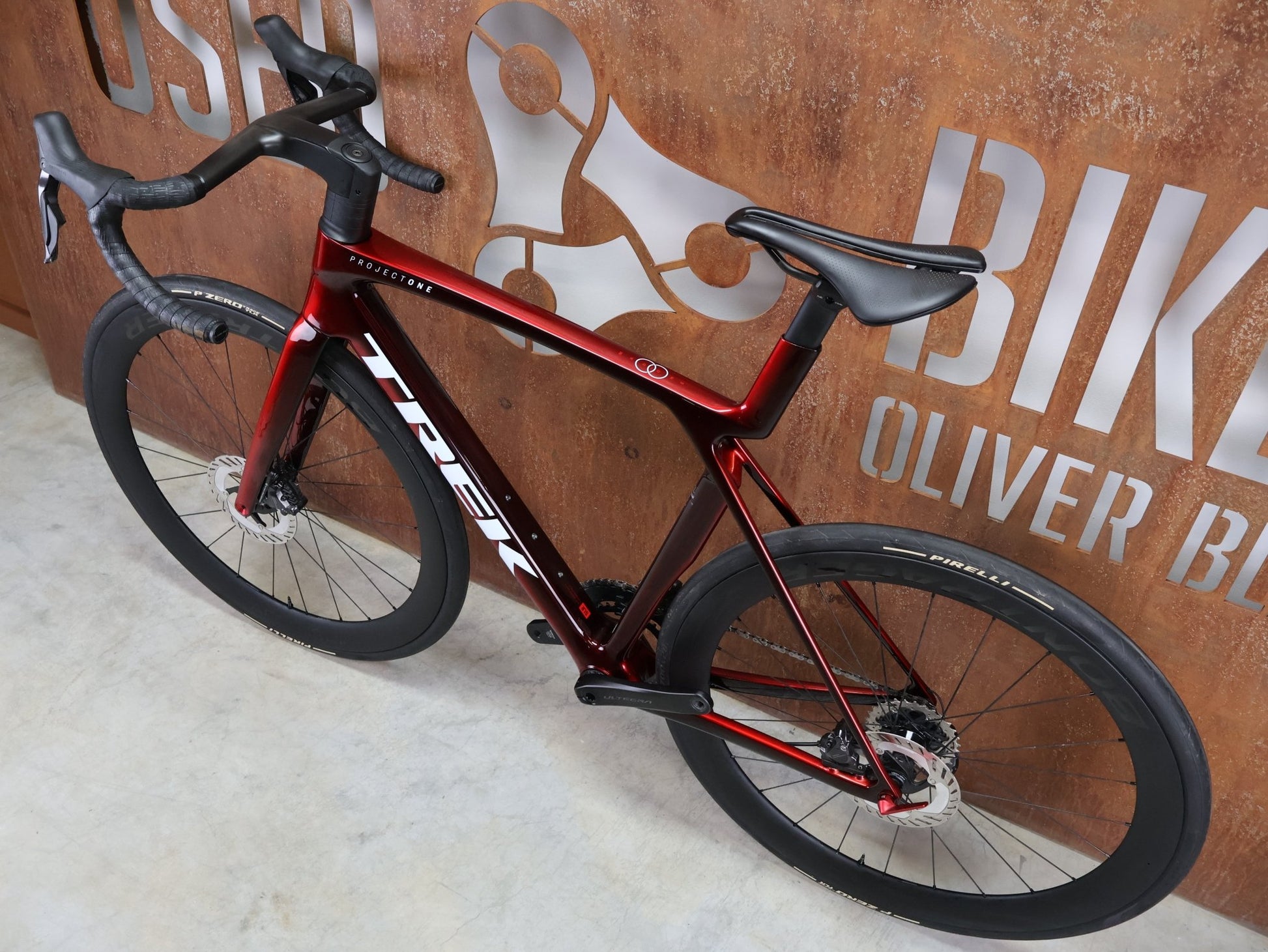 Rennrad von Trek, TREK MADONE SLR 7 GEN 8 / CARBON RED SMOKE / M/L vor USEDBIKES - OB.DE Hintergrund