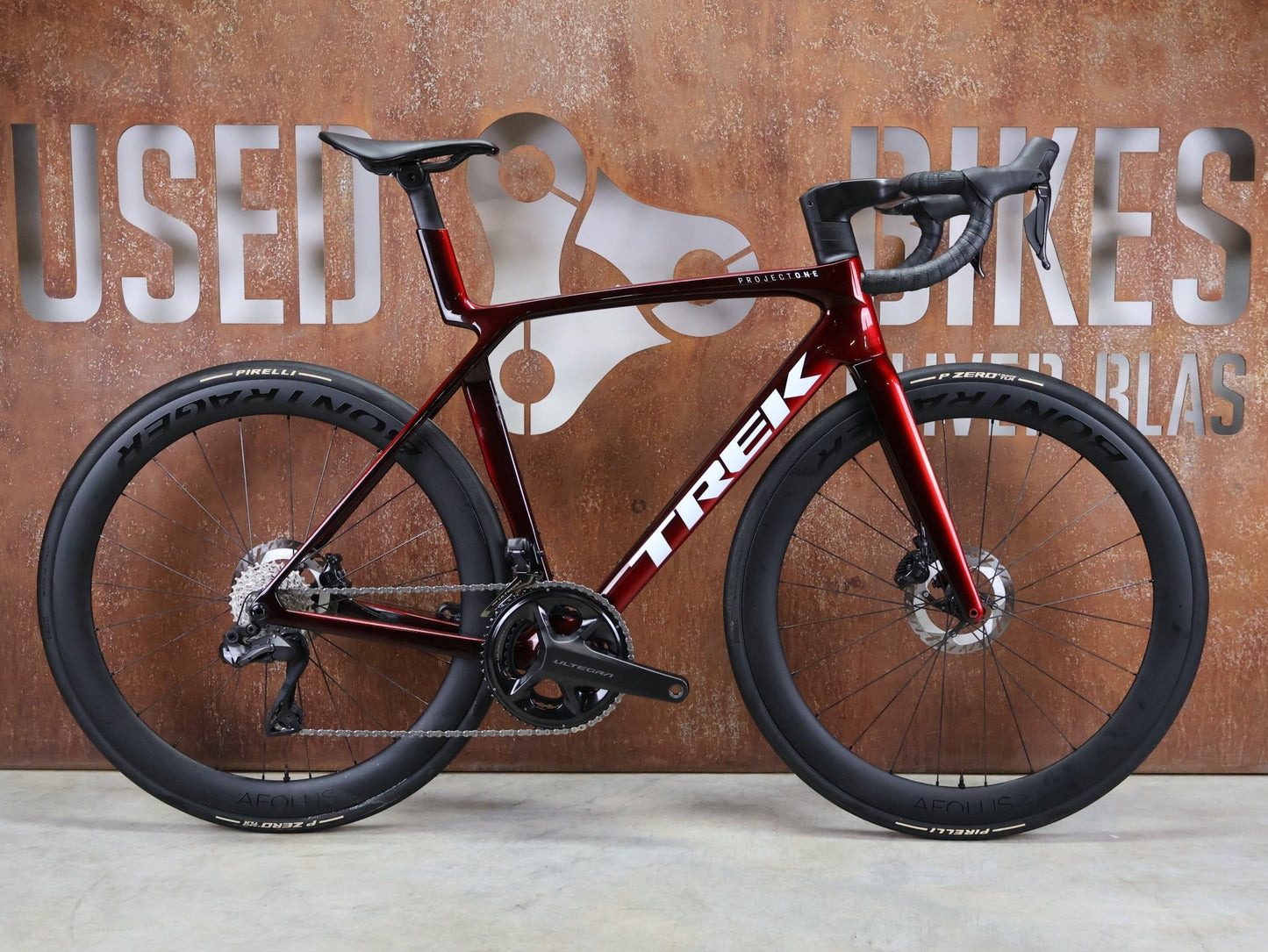 Rennrad von Trek, TREK MADONE SLR 7 GEN 8 / CARBON RED SMOKE / M/L vor USEDBIKES - OB.DE Hintergrund