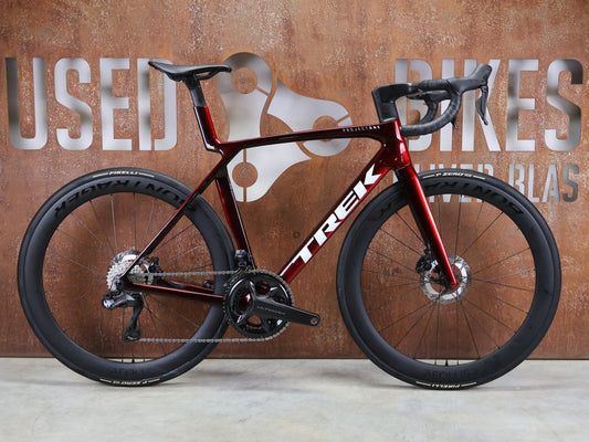 Rennrad von Trek, TREK MADONE SLR 7 GEN 8 / CARBON RED SMOKE / M/L vor USEDBIKES - OB.DE Hintergrund