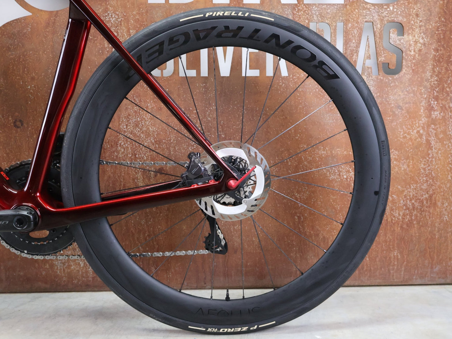 Rennrad von Trek, TREK MADONE SLR 7 GEN 8 / CARBON RED SMOKE / M/L vor USEDBIKES - OB.DE Hintergrund