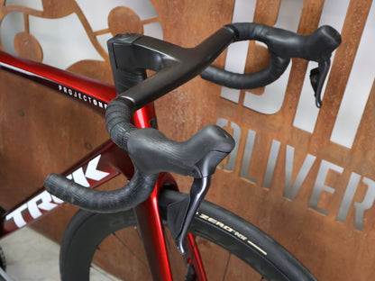 Rennrad von Trek, TREK MADONE SLR 7 GEN 8 / CARBON RED SMOKE / M/L vor USEDBIKES - OB.DE Hintergrund