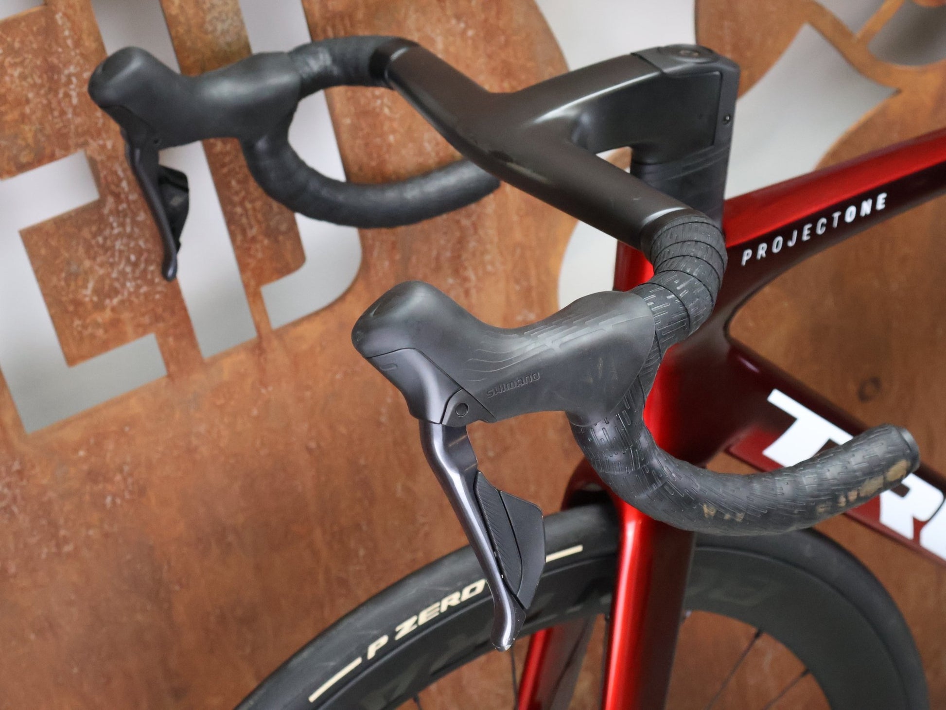 Rennrad von Trek, TREK MADONE SLR 7 GEN 8 / CARBON RED SMOKE / M/L vor USEDBIKES - OB.DE Hintergrund