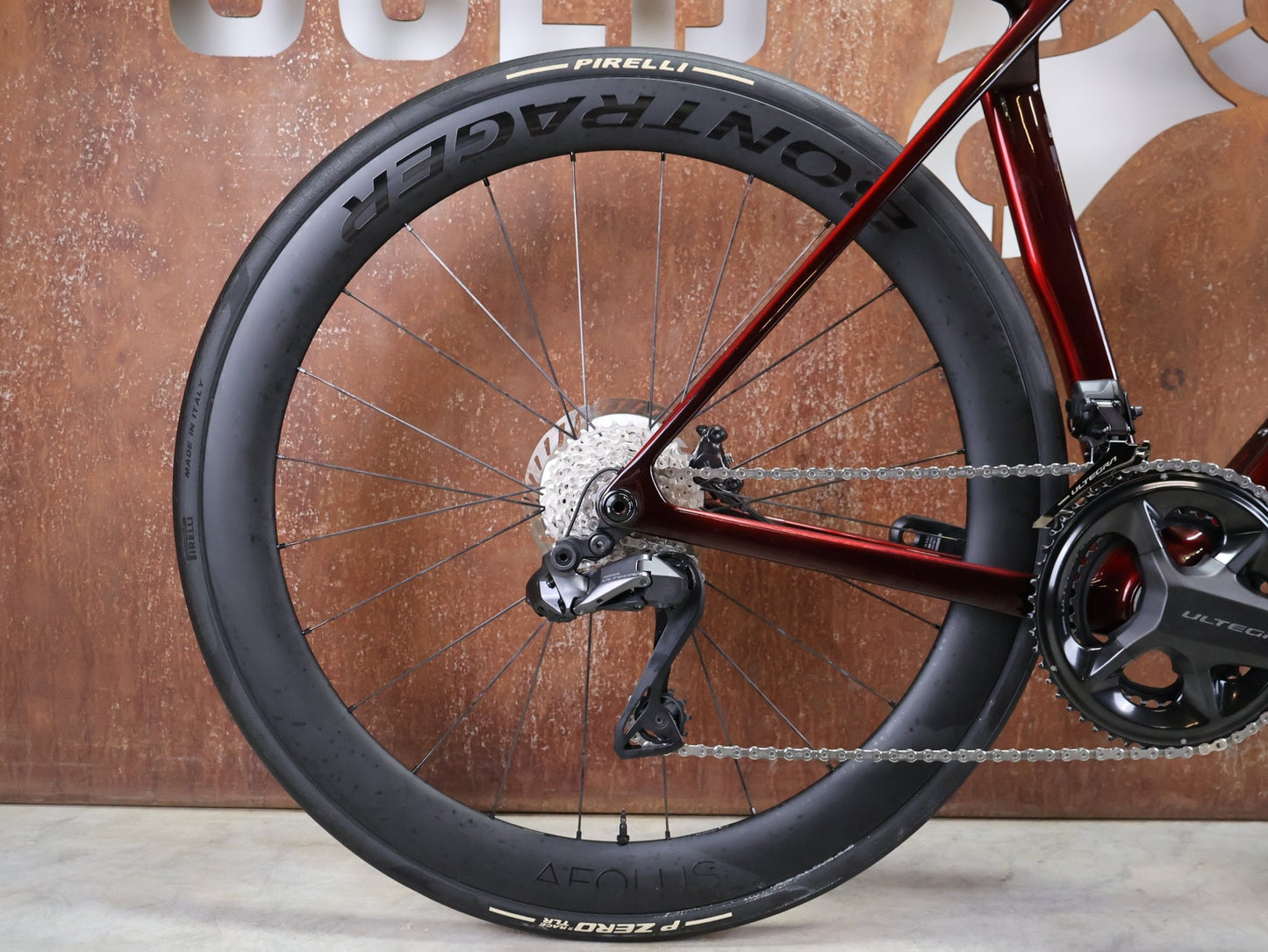 Rennrad von Trek, TREK MADONE SLR 7 GEN 8 / CARBON RED SMOKE / M/L vor USEDBIKES - OB.DE Hintergrund