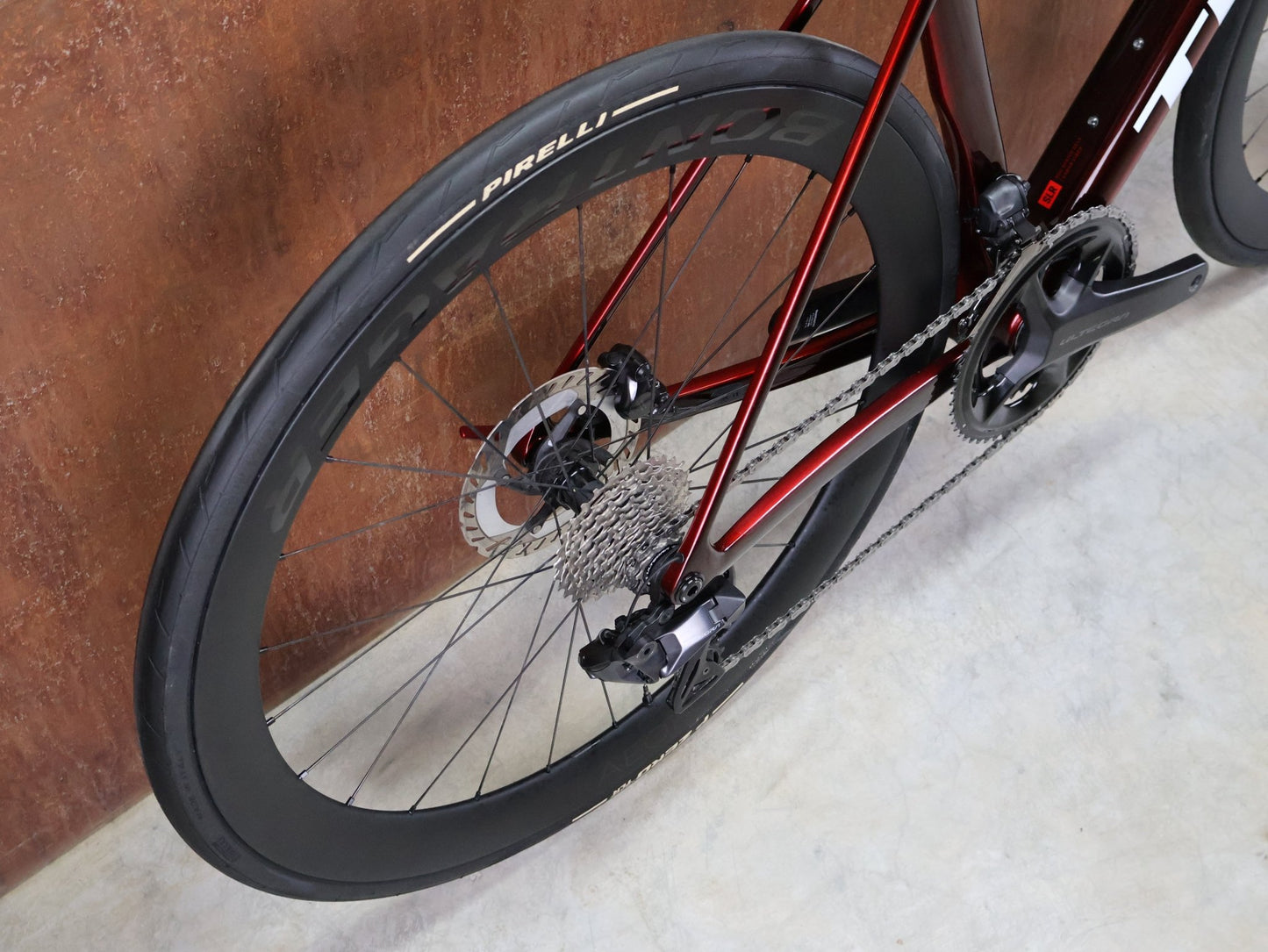 Rennrad von Trek, TREK MADONE SLR 7 GEN 8 / CARBON RED SMOKE / M/L vor USEDBIKES - OB.DE Hintergrund