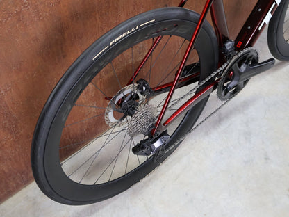 Rennrad von Trek, TREK MADONE SLR 7 GEN 8 / CARBON RED SMOKE / M/L vor USEDBIKES - OB.DE Hintergrund