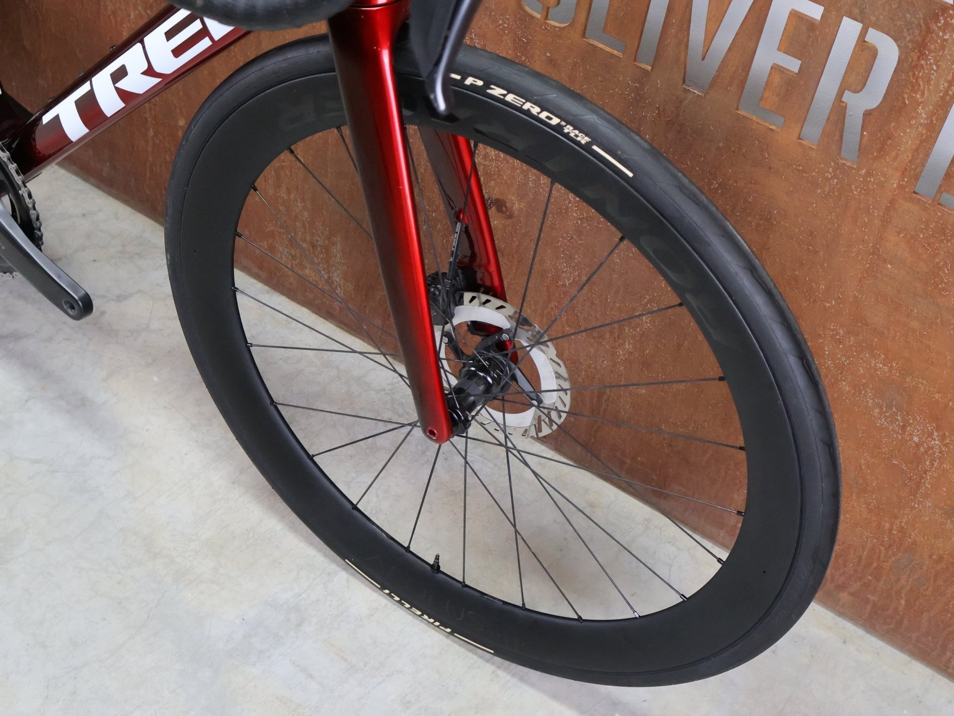 Rennrad von Trek, TREK MADONE SLR 7 GEN 8 / CARBON RED SMOKE / M/L vor USEDBIKES - OB.DE Hintergrund