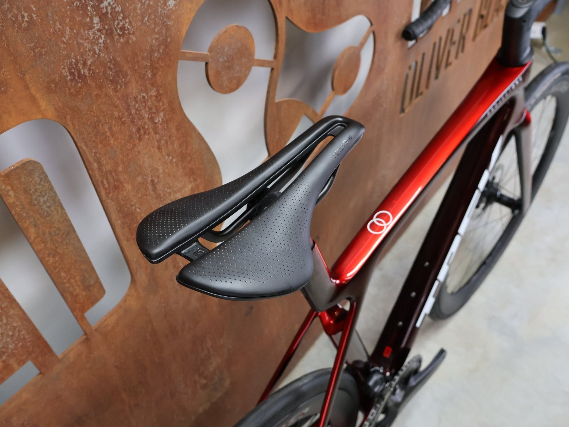 Rennrad von Trek, TREK MADONE SLR 7 GEN 8 / CARBON RED SMOKE / M/L vor USEDBIKES - OB.DE Hintergrund