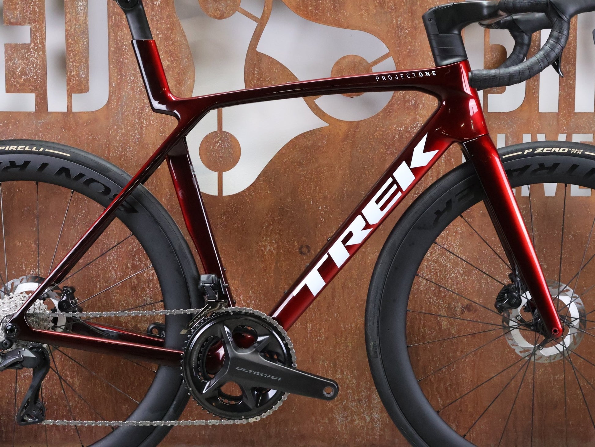 Rennrad von Trek, TREK MADONE SLR 7 GEN 8 / CARBON RED SMOKE / M/L vor USEDBIKES - OB.DE Hintergrund