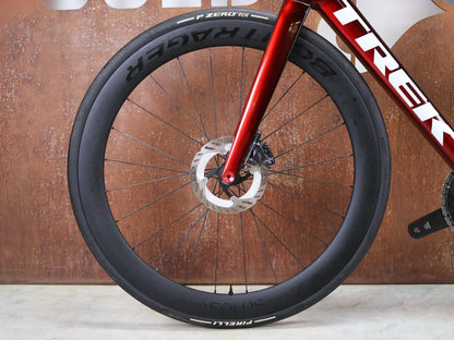 Rennrad von Trek, TREK MADONE SLR 7 GEN 8 / CARBON RED SMOKE / M/L vor USEDBIKES - OB.DE Hintergrund