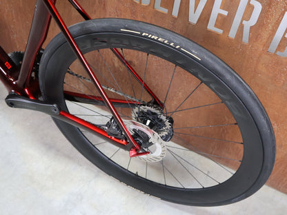 Rennrad von Trek, TREK MADONE SLR 7 GEN 8 / CARBON RED SMOKE / M/L vor USEDBIKES - OB.DE Hintergrund