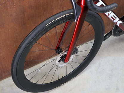 Rennrad von Trek, TREK MADONE SLR 7 GEN 8 / CARBON RED SMOKE / M/L vor USEDBIKES - OB.DE Hintergrund