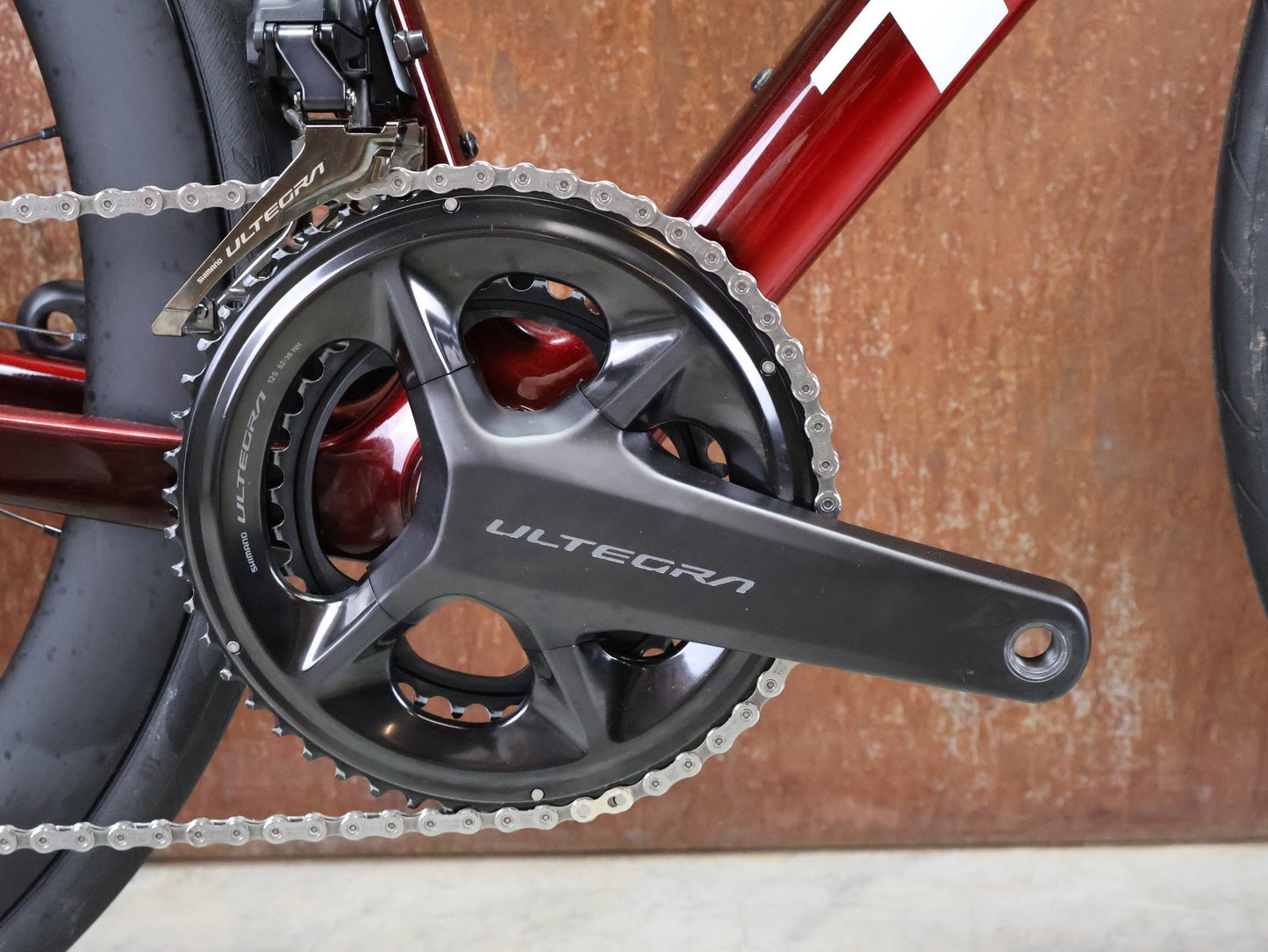 Rennrad von Trek, TREK MADONE SLR 7 GEN 8 / CARBON RED SMOKE / M/L vor USEDBIKES - OB.DE Hintergrund