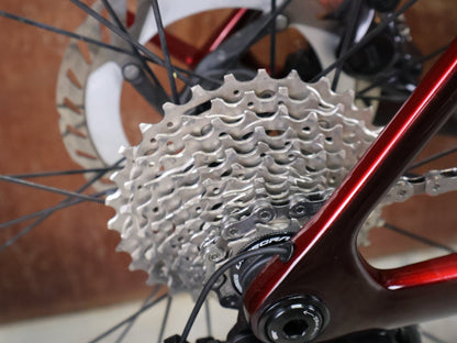 Rennrad von Trek, TREK MADONE SLR 7 GEN 8 / CARBON RED SMOKE / M/L vor USEDBIKES - OB.DE Hintergrund