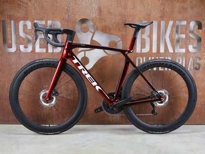 Rennrad von Trek, TREK MADONE SLR 7 GEN 8 / CARBON RED SMOKE / M/L vor USEDBIKES - OB.DE Hintergrund