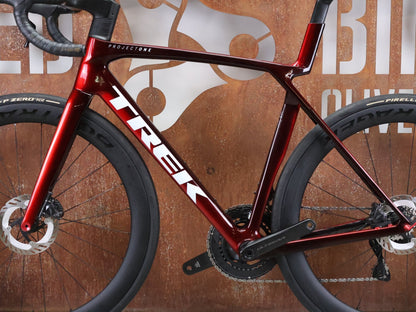 Rennrad von Trek, TREK MADONE SLR 7 GEN 8 / CARBON RED SMOKE / M/L vor USEDBIKES - OB.DE Hintergrund
