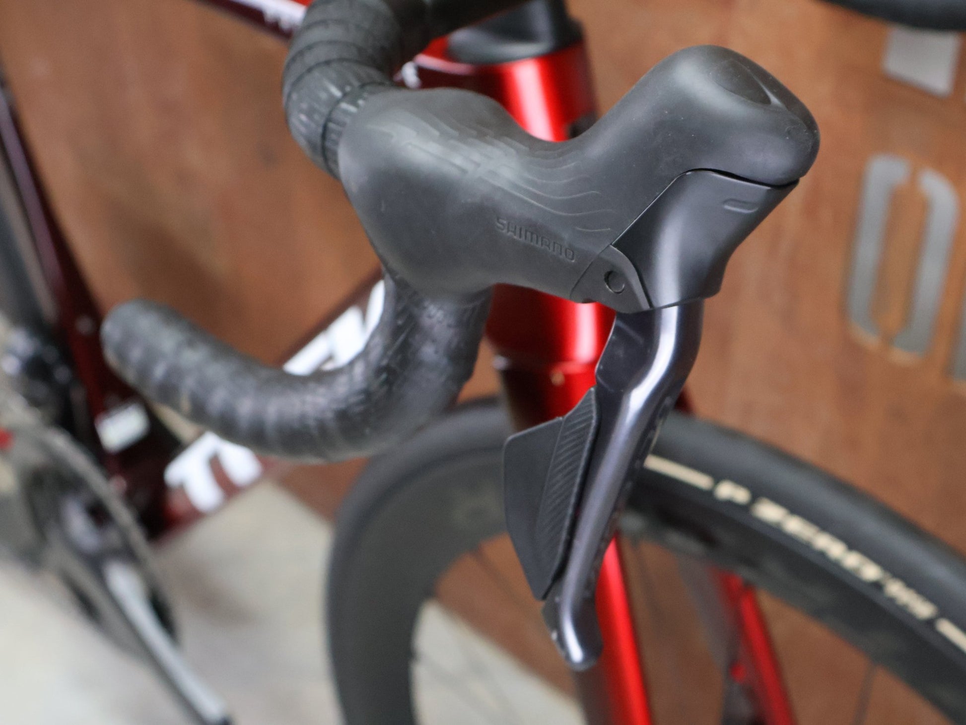 Rennrad von Trek, TREK MADONE SLR 7 GEN 8 / CARBON RED SMOKE / M/L vor USEDBIKES - OB.DE Hintergrund