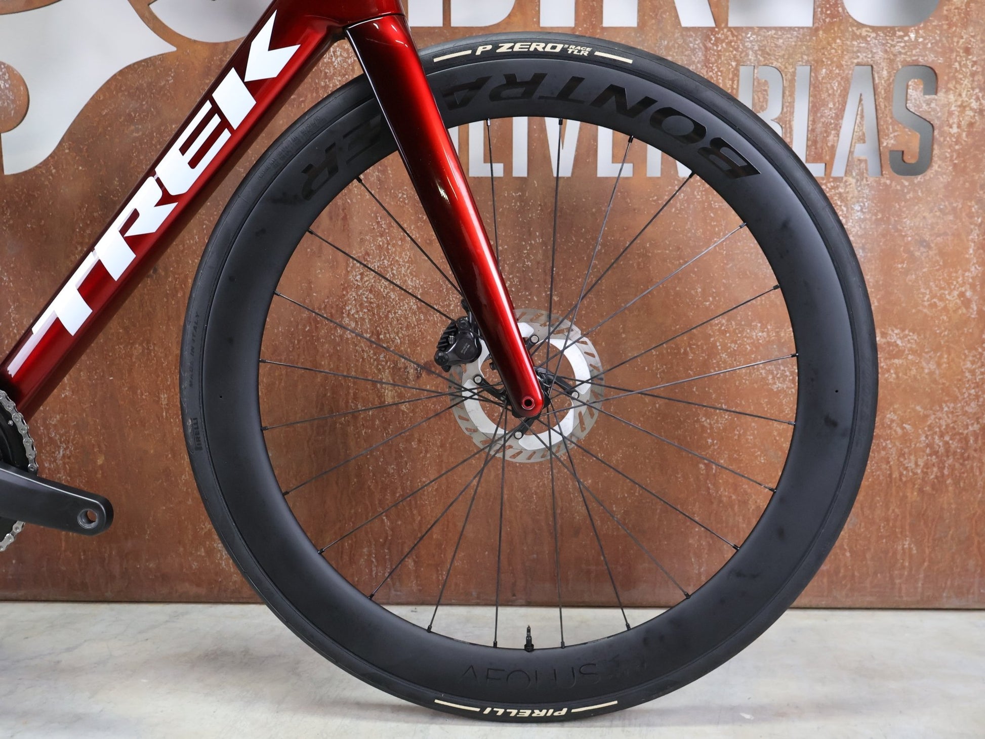 Rennrad von Trek, TREK MADONE SLR 7 GEN 8 / CARBON RED SMOKE / M/L vor USEDBIKES - OB.DE Hintergrund