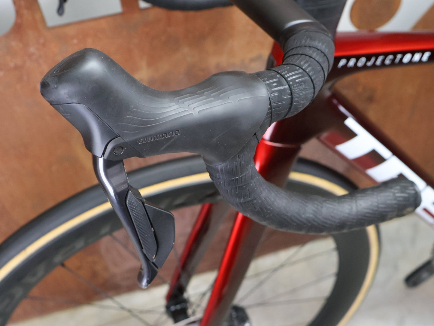 Rennrad von Trek, TREK MADONE SLR 7 GEN 8 / CARBON RED SMOKE / S vor USEDBIKES - OB.DE Hintergrund